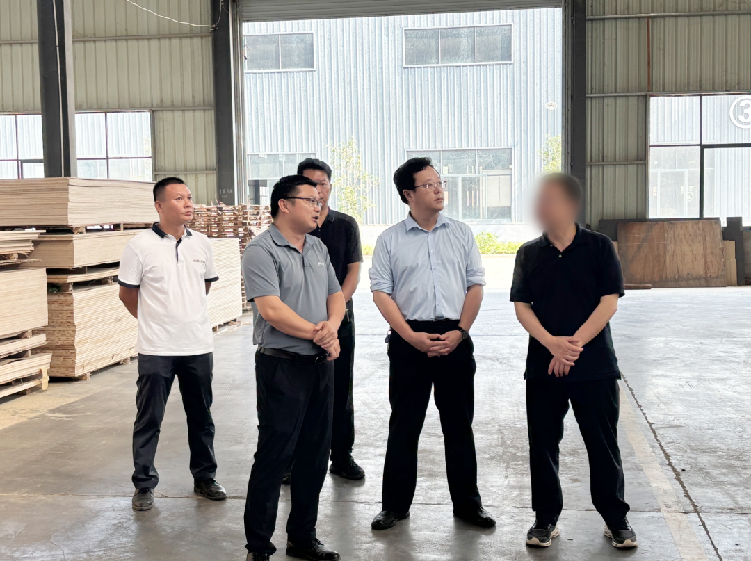 打破技術(shù)壁壘！行業(yè)領先板材膠粘劑生產(chǎn)擴建投資選址項目方反向考察廣西某地方政府